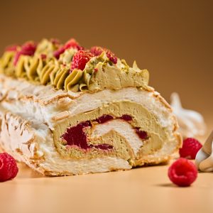 Rulada Pavlova cu cremă de fistic și confit de zmeură