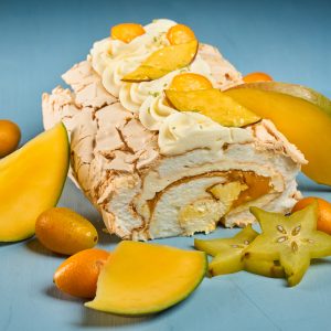 Rulada Pavlova cu confit de mango și fructul pasiunii